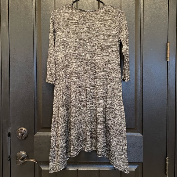 Flowy Pocket Dress - Picture 3 of 5